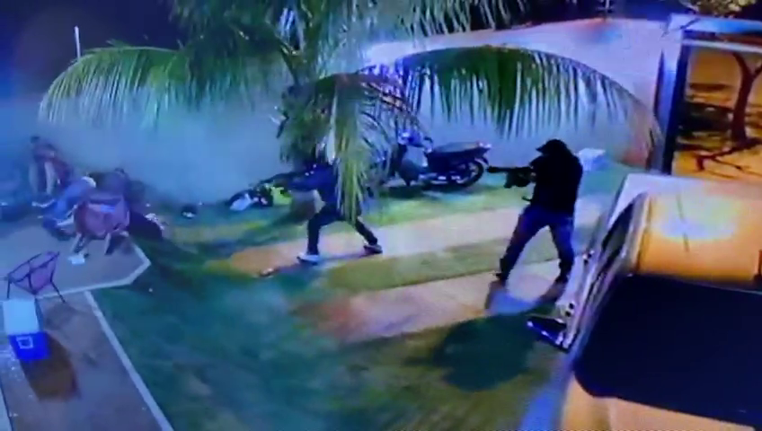 Tres sicarios, dos de ellos con armas largas, acribillaron al propietario del inmueble. En el ataque falleció también una mujer y 3 personas resultaron heridas. Imagen: Captura de video