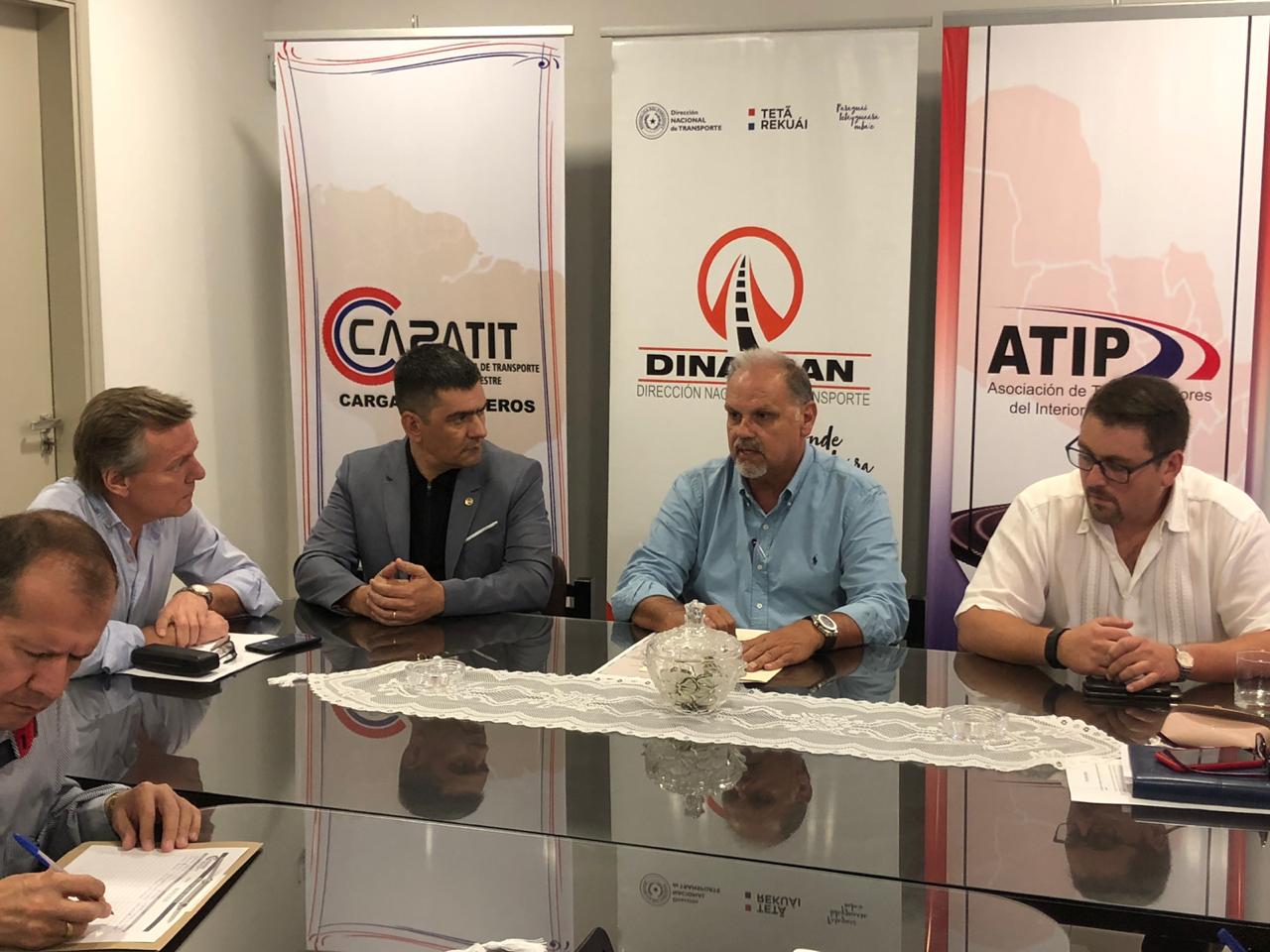 Gremios del transporte y autoridades del gobierno mantuvieron una reunión esta mañana | Foto: Dinatrán