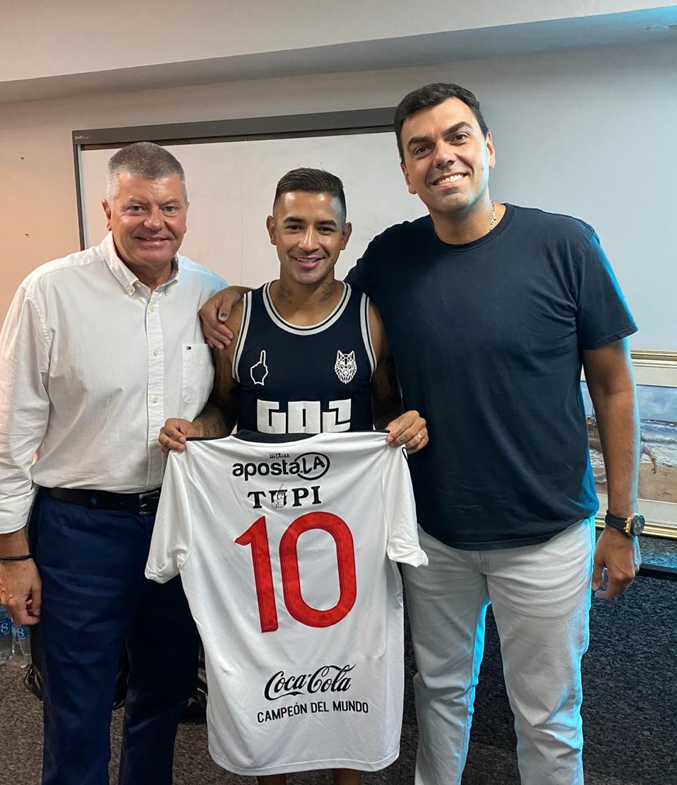 Derlis González mostrando la casaca que vestirá por las próximas 5 temporadas en el Olimpia. Foto: Gentileza