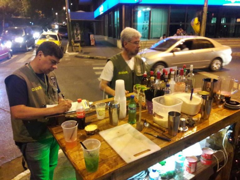Fiscalizadores de la Comuna asuncena realizaron controles a los puestos ubicados en la vía pública. Foto referencial