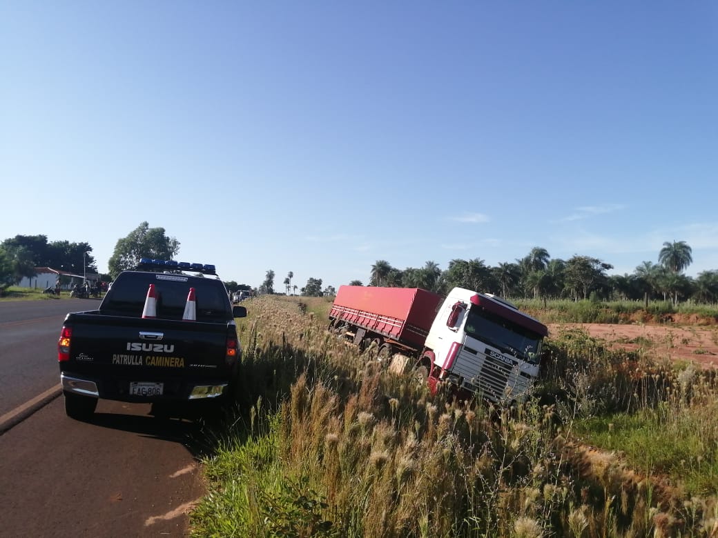 El tractocamión, tras presuntamente intentar una maniobra para esquivar al motocarro, terminó en la cuneta. Foto: Gentileza