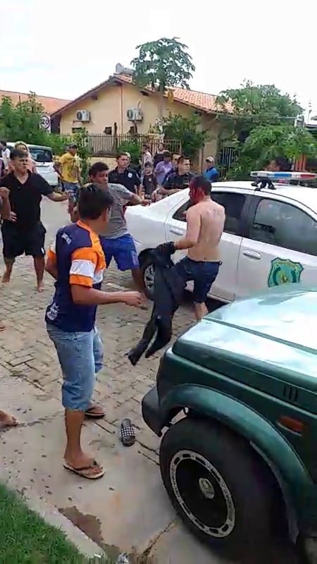 Miguel Ángel Fernández fue agredido por familiares y amigos de un joven a quien presumiblemente apuñaló. Foto: Captura de video