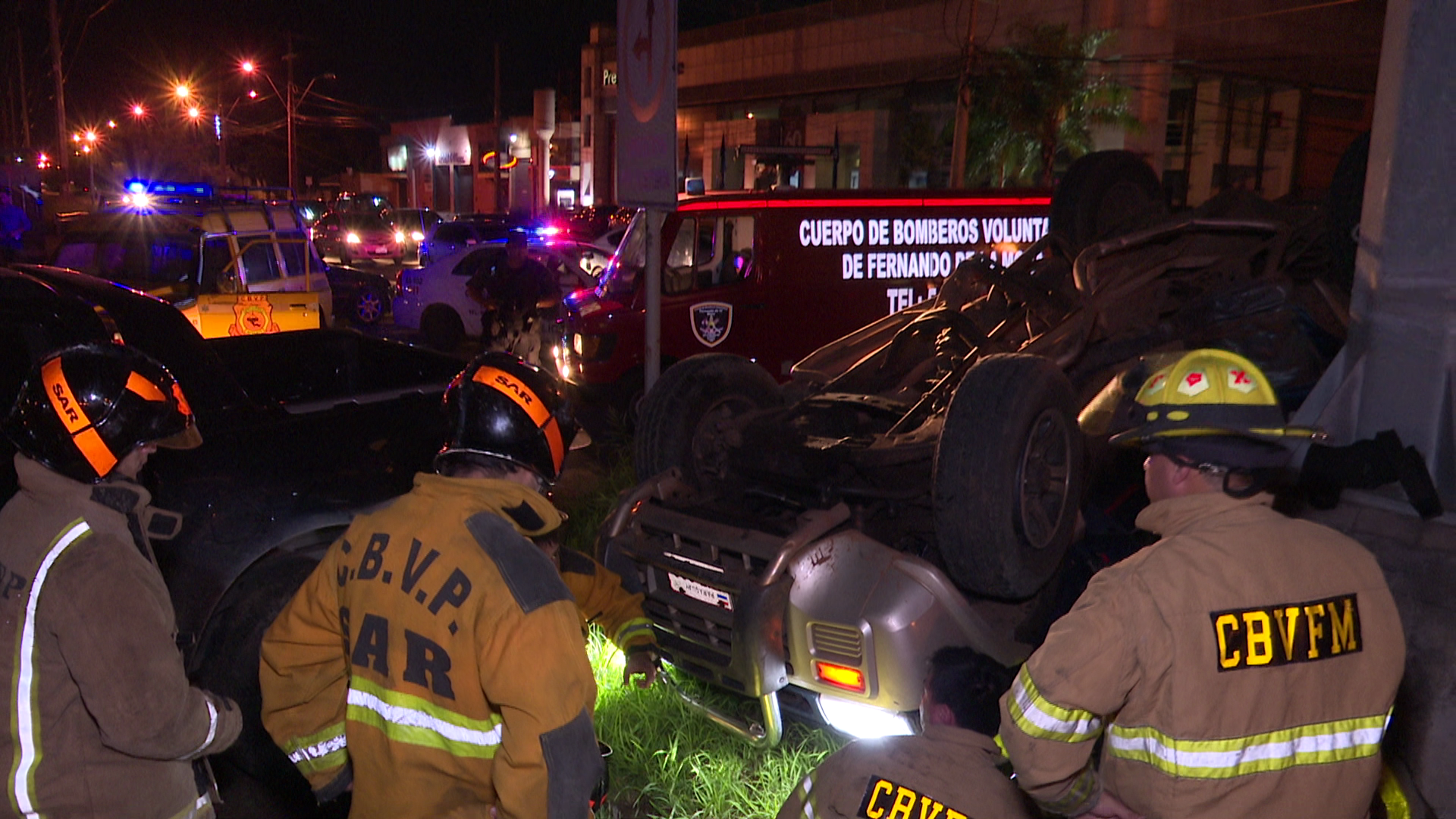 La camioneta que iba guiada por el suboficial terminó volcando tras ser chocada por otra camioneta.