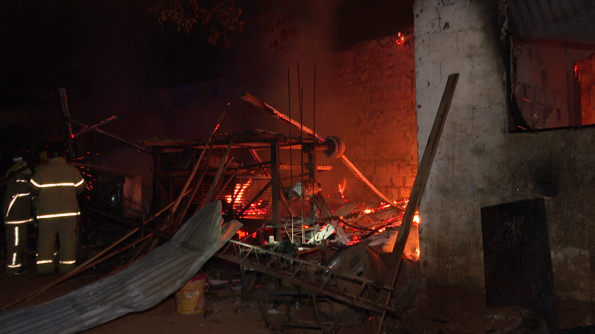 La pequeña carpintería familiar quedó reducida a cenizas tras el incendio.