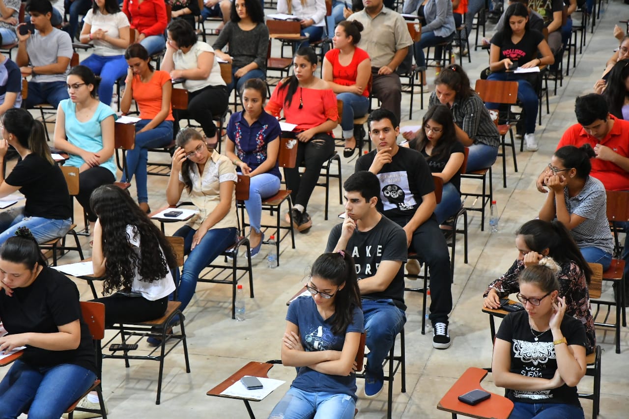 Desde este mediodía, los jóvenes interesados podrán postularse a las becas otorgadas por Itaipú y Becal. Foto: Itaipú