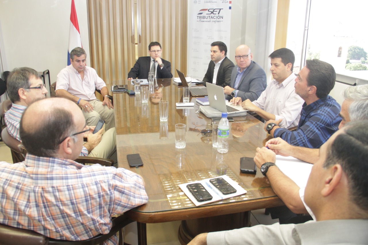 Reunión de la SET con representantes de los diferentes emblemas que importan y distribuyen combustibles. Foto: @Haciendapy
