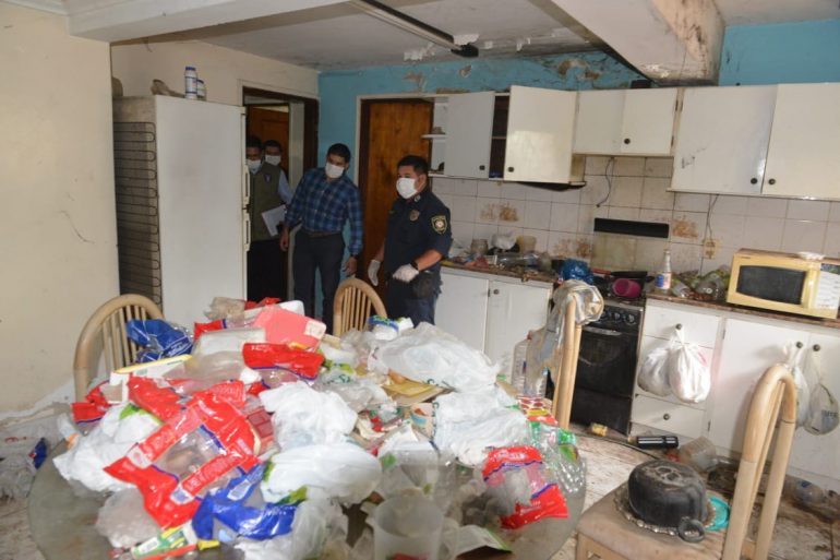 Desorbitantes cantidades de basura, criaderos y alimañas se encontraron en la mansión | Foto: Municipalidad de Asunción