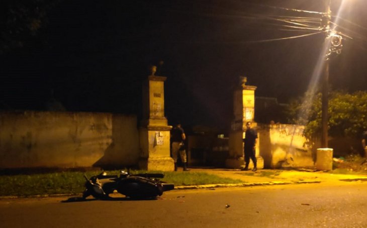 Los sicarios dejaron abandonada la motocicleta en la que se desplazaban y se escondieron en el interior de un cementerio. Foto: Gentileza