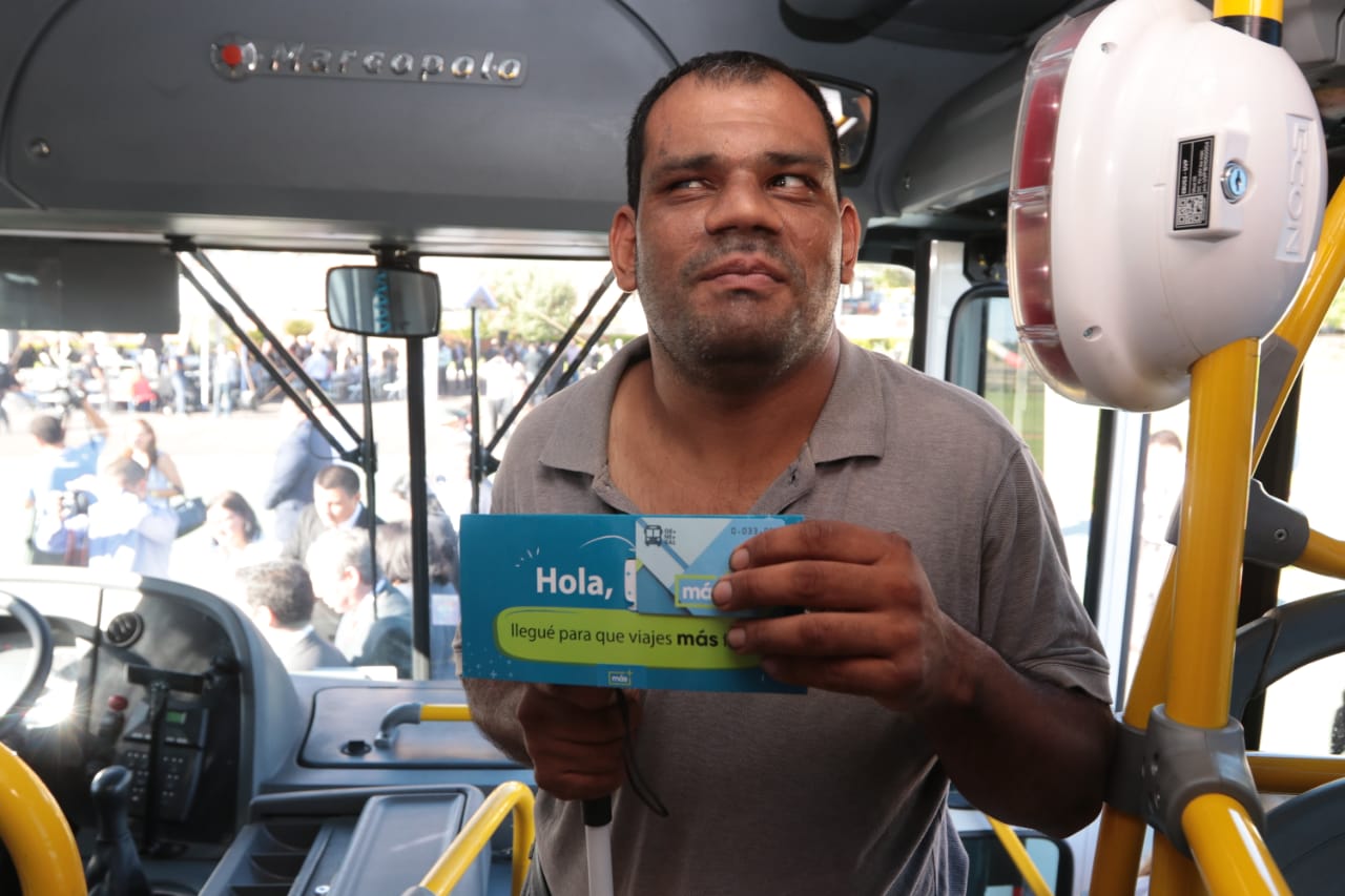 En la primera emisión, unas 900 personas con discapacidad visual serán beneficiadas. Foto: Agencia IP