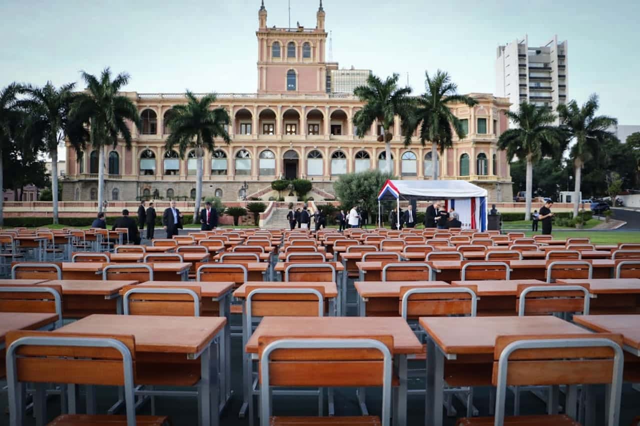 5 mil mesas - pupitres y sillas forman parte del lote de 15.000 que serán entregados al MEC. Foto: @MaritoAbdo