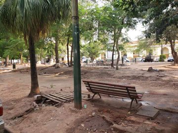 Las plazas se encuentran en deplorable estado tras las constantes ocupaciones. Foto: Municipalidad