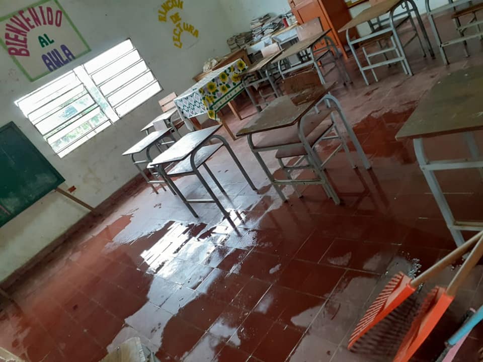 En estas condiciones se encuentran las aulas. Los techos llenos de goteras filtran el agua y hacen que parezca que llueve más adentro que afuera. Foto: Grupo Fuente Paraguay Caazapá (Facebook).
