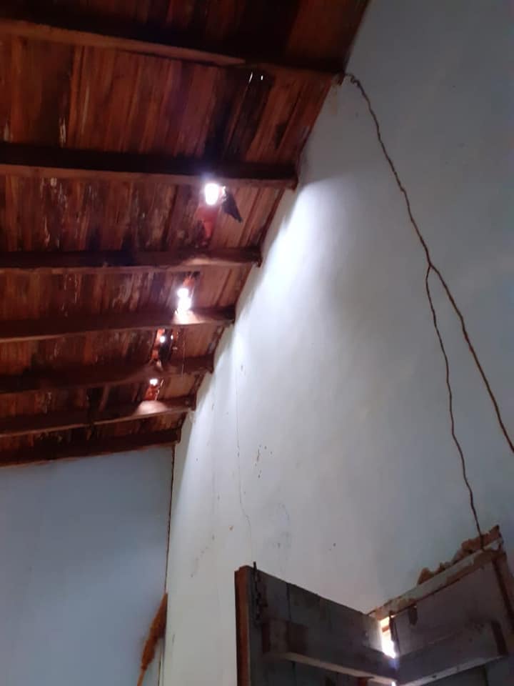 Las paredes poseen grietas y los techos grandes agujeros, poniendo en riesgo la integridad de los niños y docentes que acudan allí. Foto: Grupo Fuente Paraguay Caazapá (Facebook).