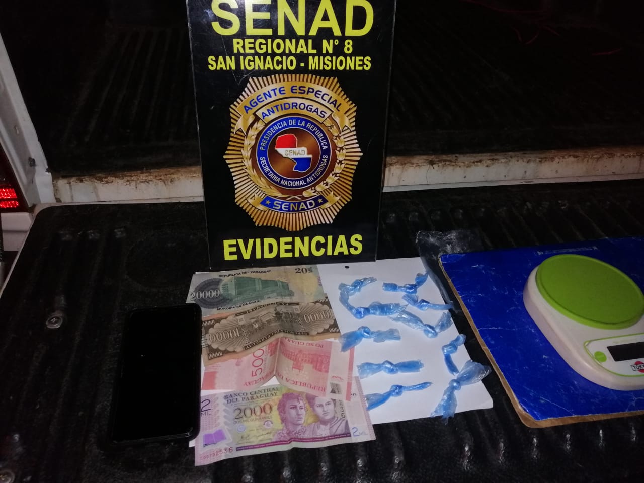 En su poder, los agentes hallaron al menos 10 dosis de cocaína y dinero en efectivo. Foto: Senad