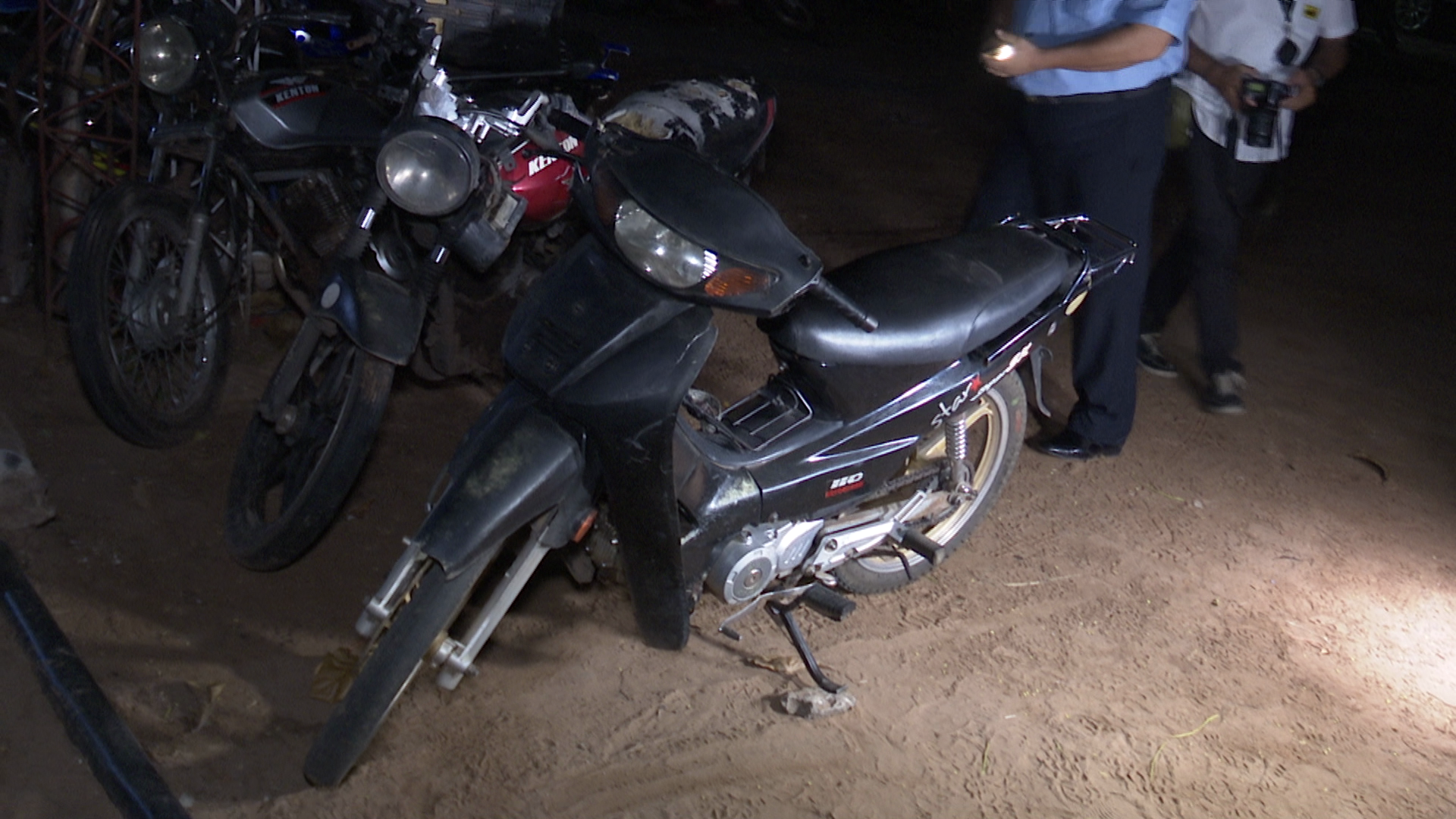 La motocicleta de la presunta víctima quedó con la llave puesta en la vía pública.