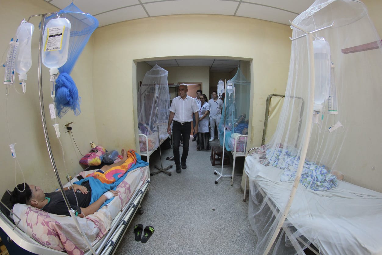 El ministro Julio Mazzoleni recorriendo hospitales. Foto: @IPParaguay