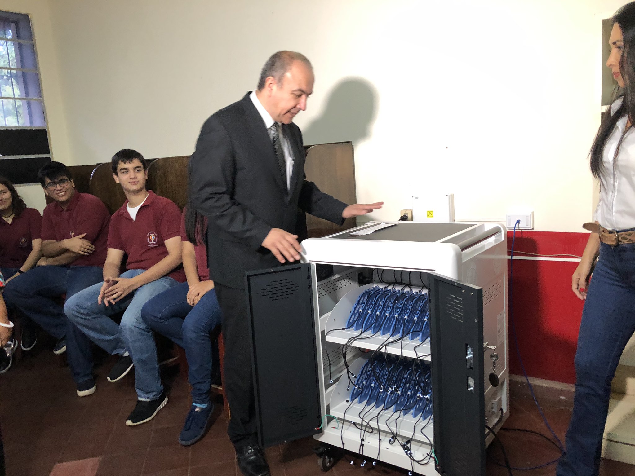 El viceministro de Educación, Robert Cano, realizó la entrega de laboratorios móviles al Colegio Técnico Nacional. Foto: @MECpy