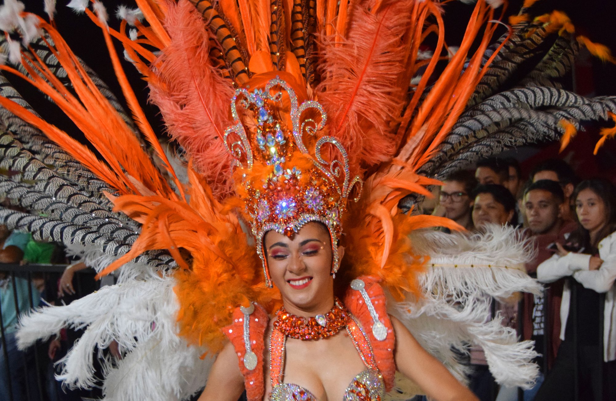 Bailarinas aportaron brillo, color y mucho ritmo a la primera noche del Carnaval luqueño. Foto: Municipalidad de Luque (Facebook).
