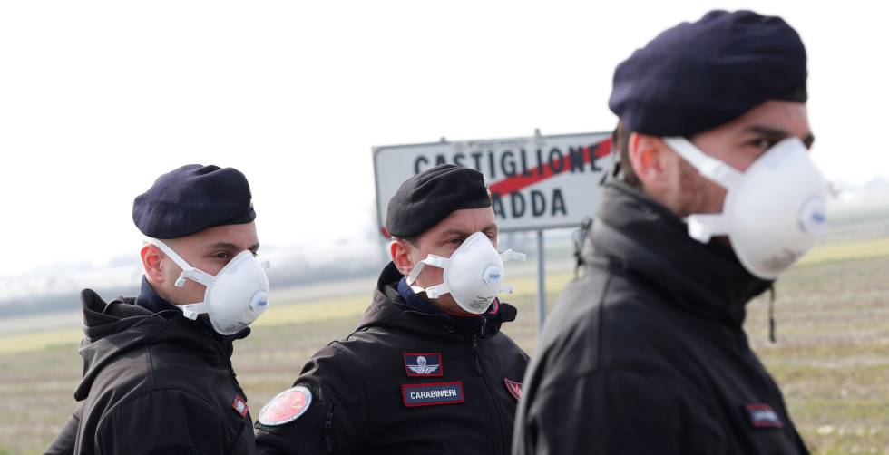 La policía italiana a las afueras de Castiglione D'Adda, cerrada por el Gobierno debido al coronavirus. Foto: Reuters