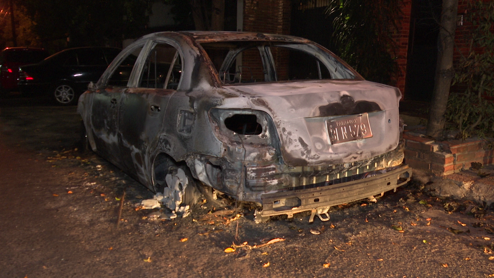 El automóvil fue totalmente incinerado. Su propietario desconoce el motivo del ataque.