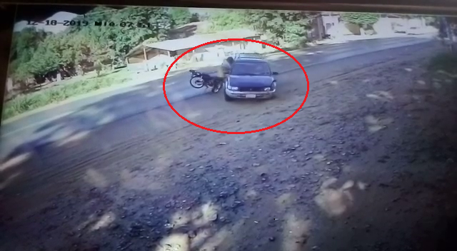 La maniobra imprudente del automovilista ocasionó el violento impacto de una motocicleta. Foto: Captura de video