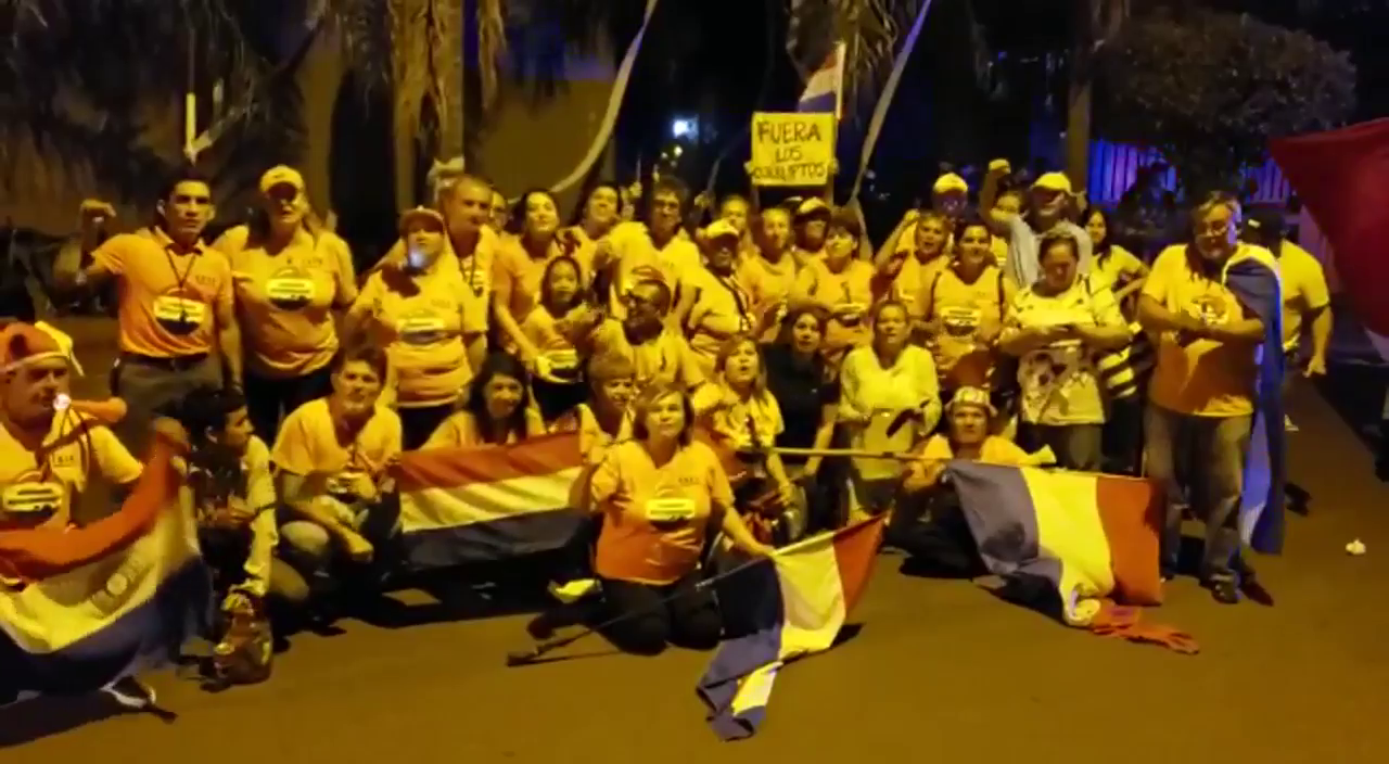Miembros de la Comisión Escrache se manifestaron frente a la vivienda de Nicanor Duarte Frutos.