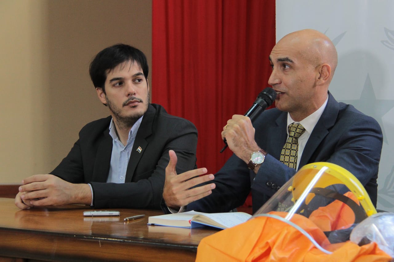 El director de Vigilancia de la Salud, Guillermo Sequera junto al ministro de Salud, Julio Mazzoleni. Foto: @MazzoleniJulio