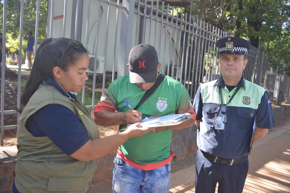 Los cuidacoches fueron notificados hoy por la comuna en zona del Palacio de Justicia. Foto: PMT