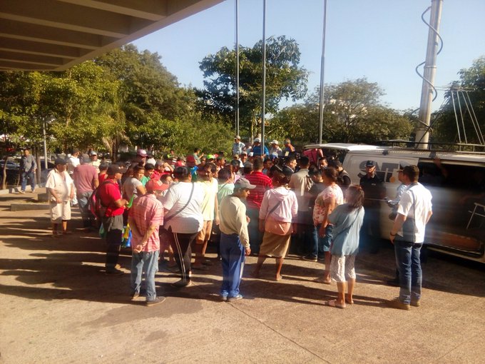Los cuidacoches continúan frente a la Municipalidad de Asunción a la espera de que el intendente los reciba. Foto: @Clarymv (cronista Trece)