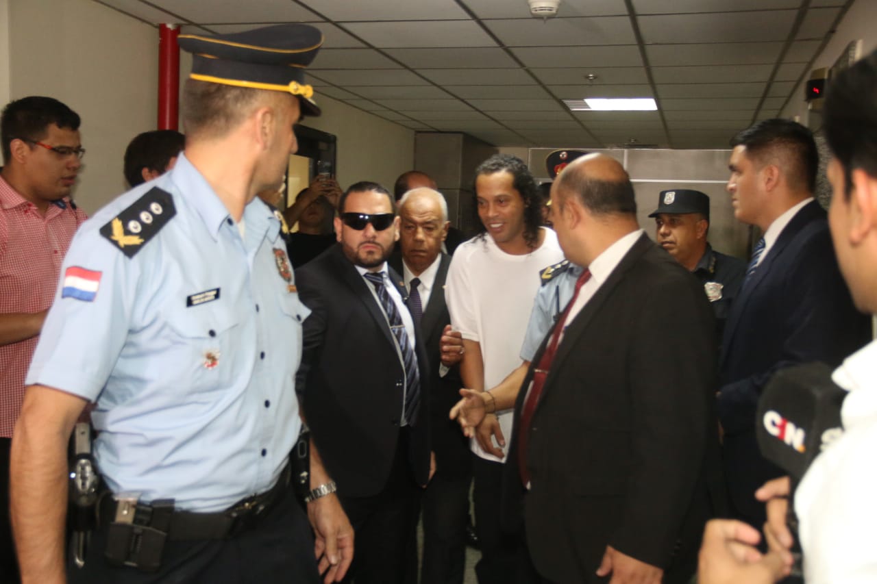 Ronaldinho no está imputado ni tiene ninguna medida cautelar.