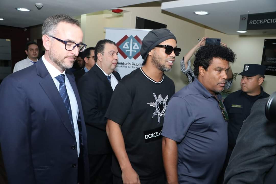 Ronaldinho y su hermano continuarán presos. Foto: @MinPublicoPy