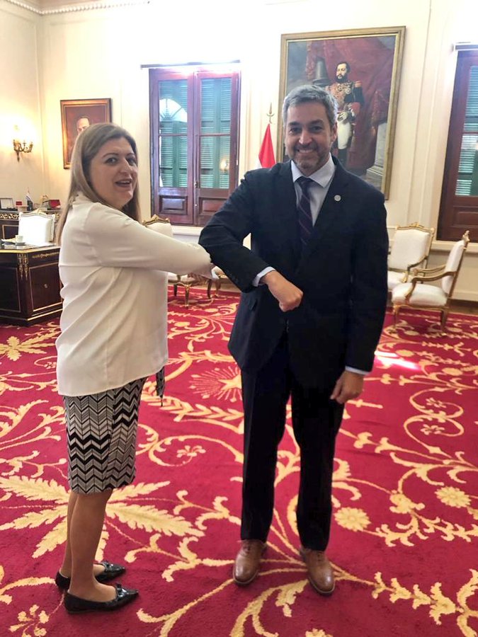 Mario Abdo Benítez (presidente de la República) y Sandra Quiñónez (fiscal general del Estado) saludándose