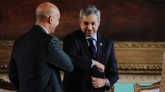 El presidente de la República, Mario Abdo Benítez y el ministro de Salud, Julio Mazzoleni saludándose también