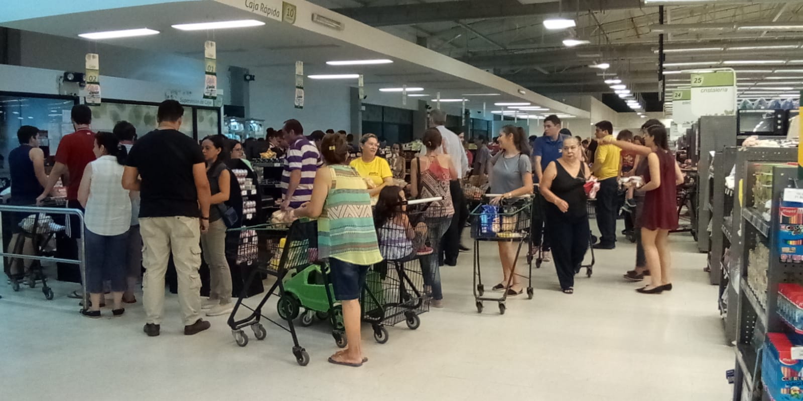 Cientos de personas se agolparon en los supermercados.