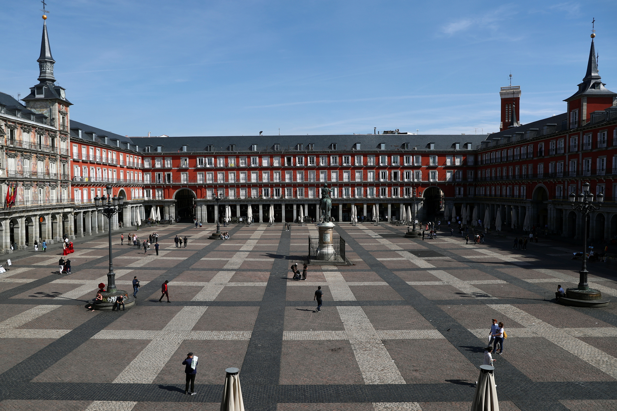La Plaza Mayor de Madrid vacía por la crisis del coronavirus. Foto: REUTERS/Sergio Perez