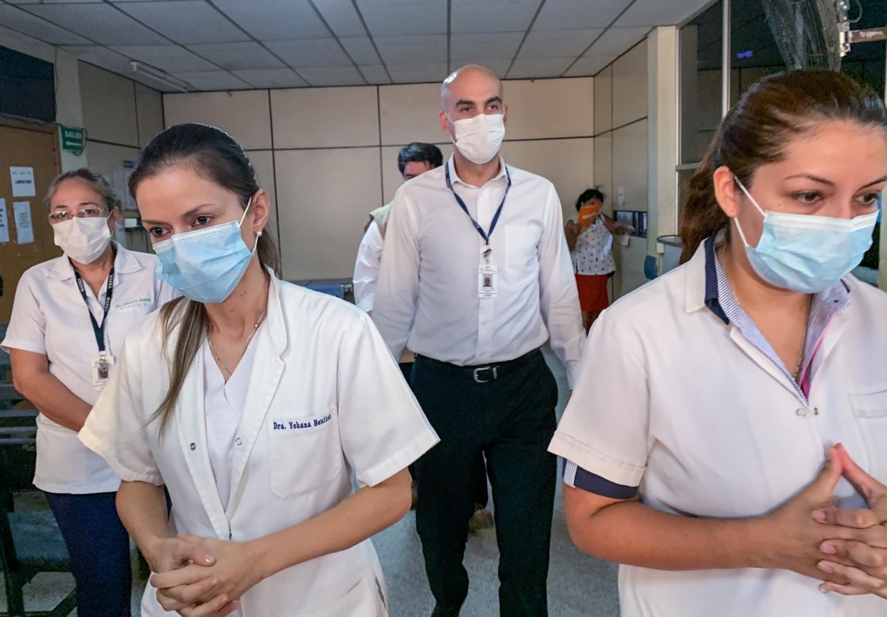 El ministro de Salud, Julio Mazzoleni, en su recorrido para verificar la preparación de servicio y equipo en vistas al COVID-19. Foto: @MazzoleniJulio