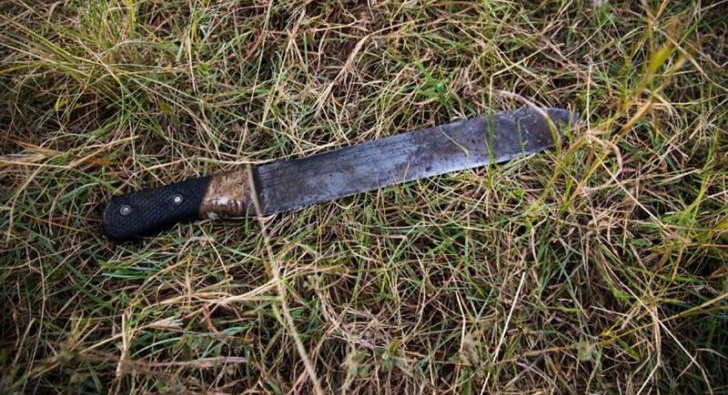 Un hombre de 72 años habría agredido a su pareja con un machete. Imagen referencial.
