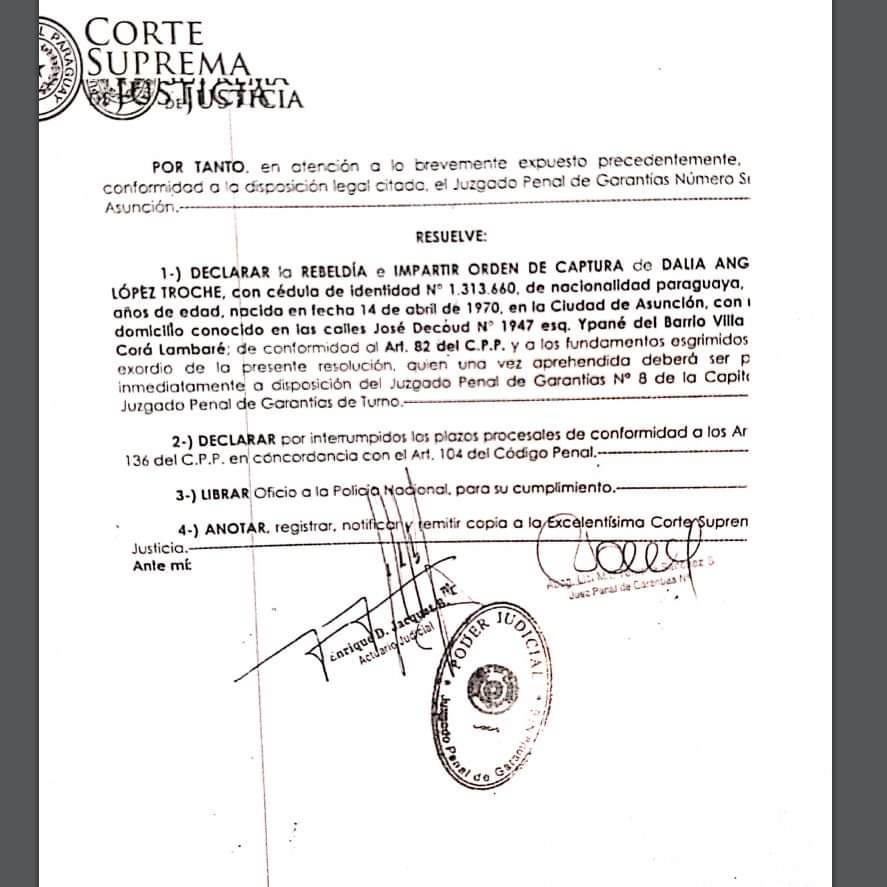 Documento en el que se declara la rebeldía de Dalia López y se imparte orden de captura.