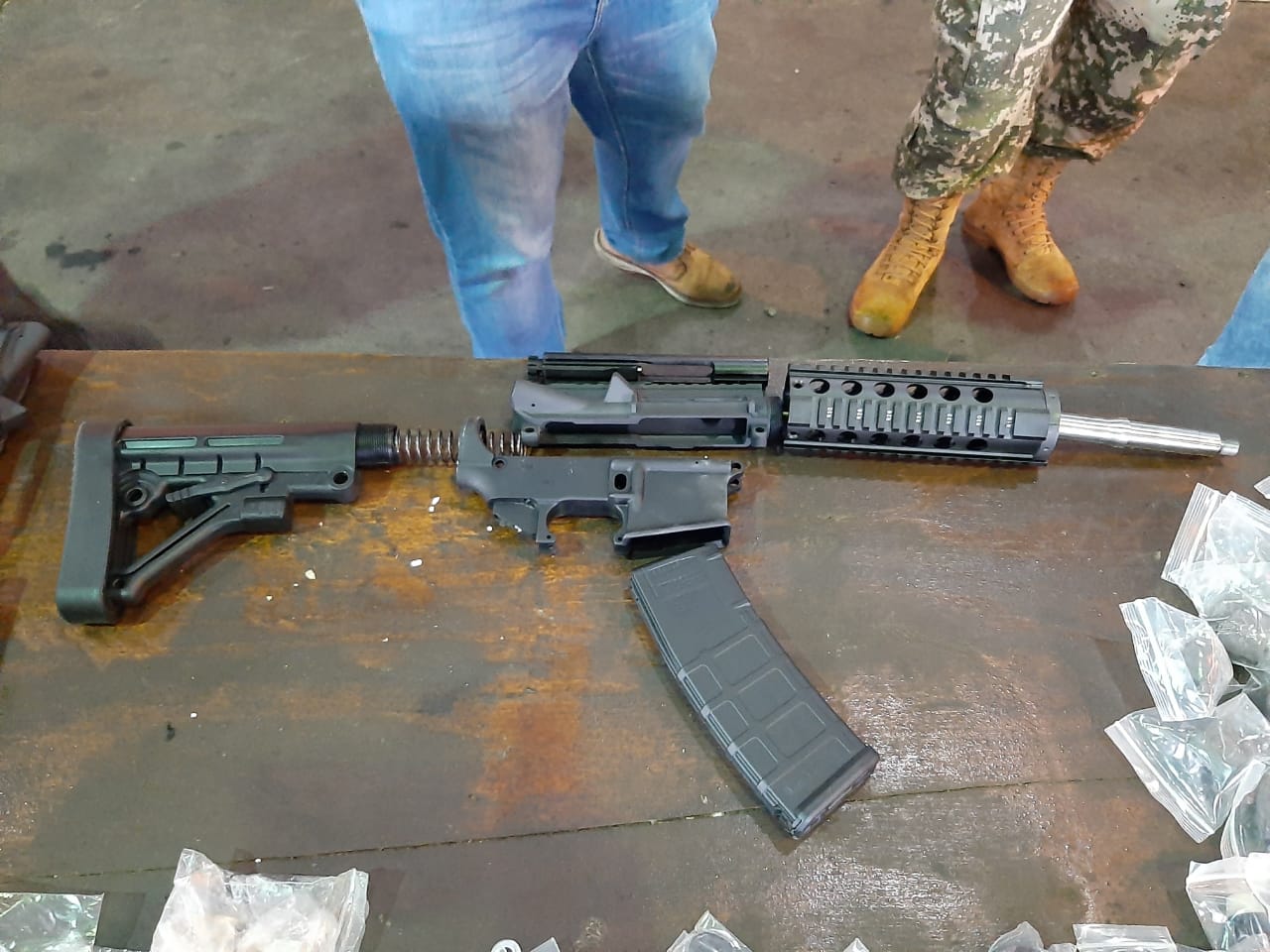 Las partes de armas fueron encontradas en 9 cajas. Foto: Fiscalía