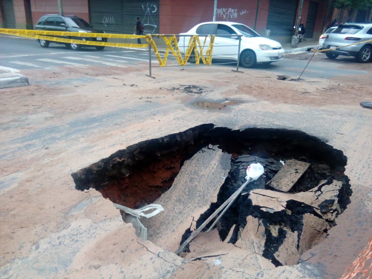 El enorme agujero se habría formado tras las lluvias registradas este miércoles. Foto: Clara Martínez (Trece)