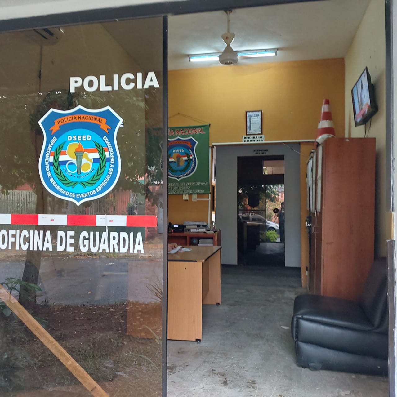 Aquiles rompió la puerta de blindex del departamento de la Policía Nacional.
