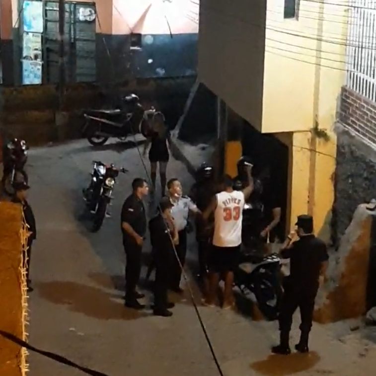El hombre agredió con una patada al comisario a cargo del procedimiento. Foto: Captura de pantalla