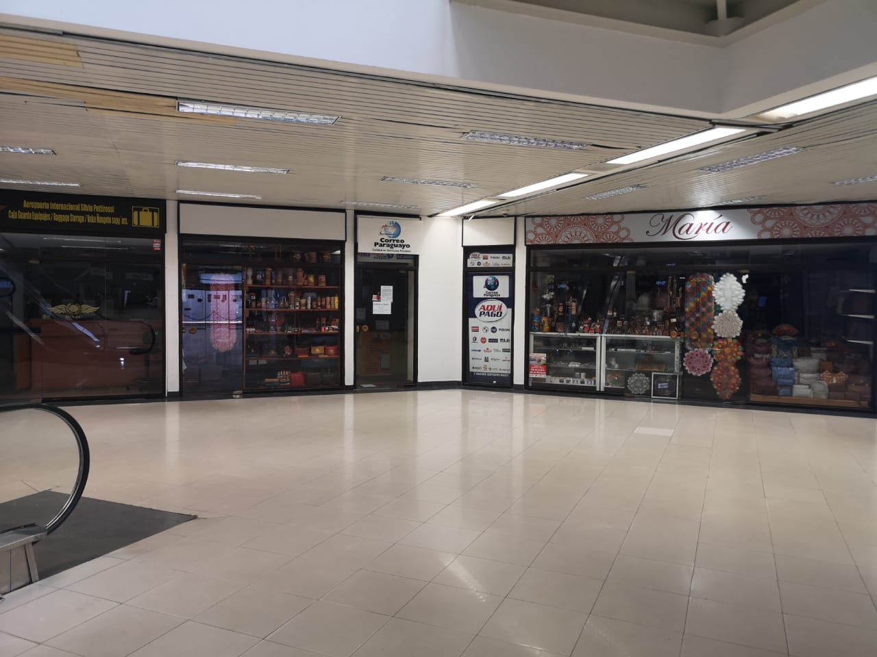 Los comercios también se ven afectados por esta situación. Se encuentran cerrados en su totalidad. Foto: DINAC
