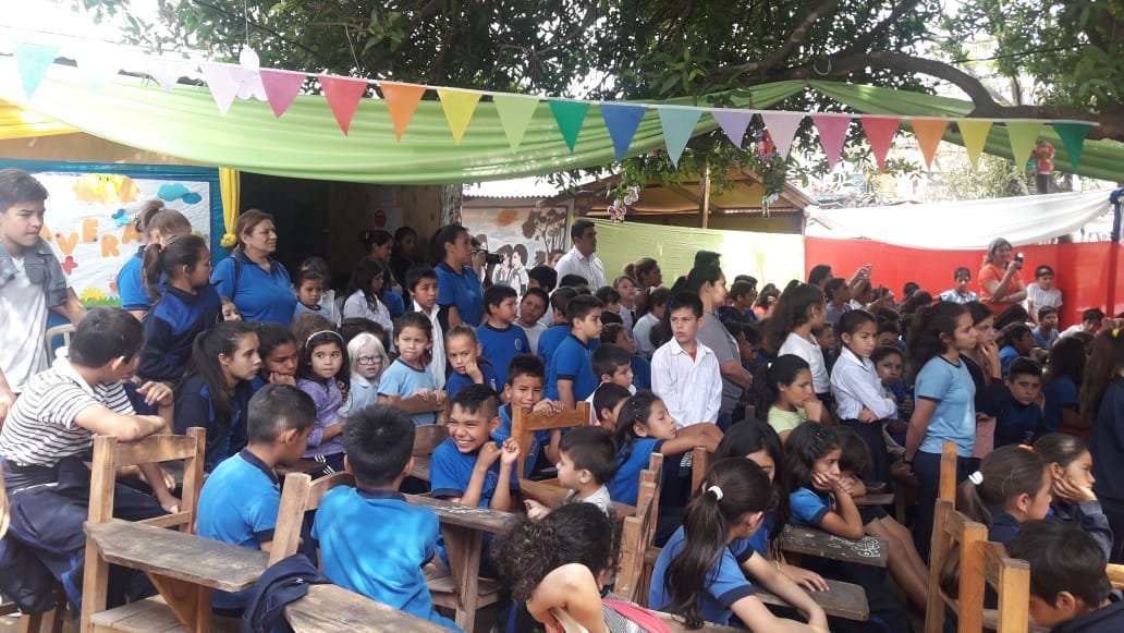 Los niños recibirán la comida en las casas.