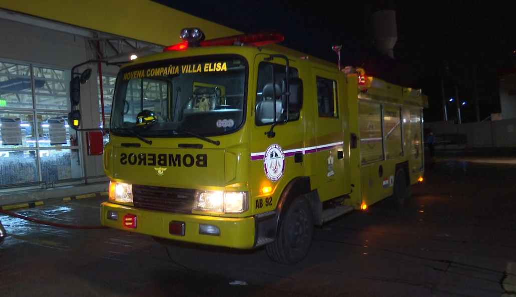 Bomberos de Villa Elisa recorrieron varios lugares, donde se presenta aglomeración de personas, para realizar tareas de desinfección.