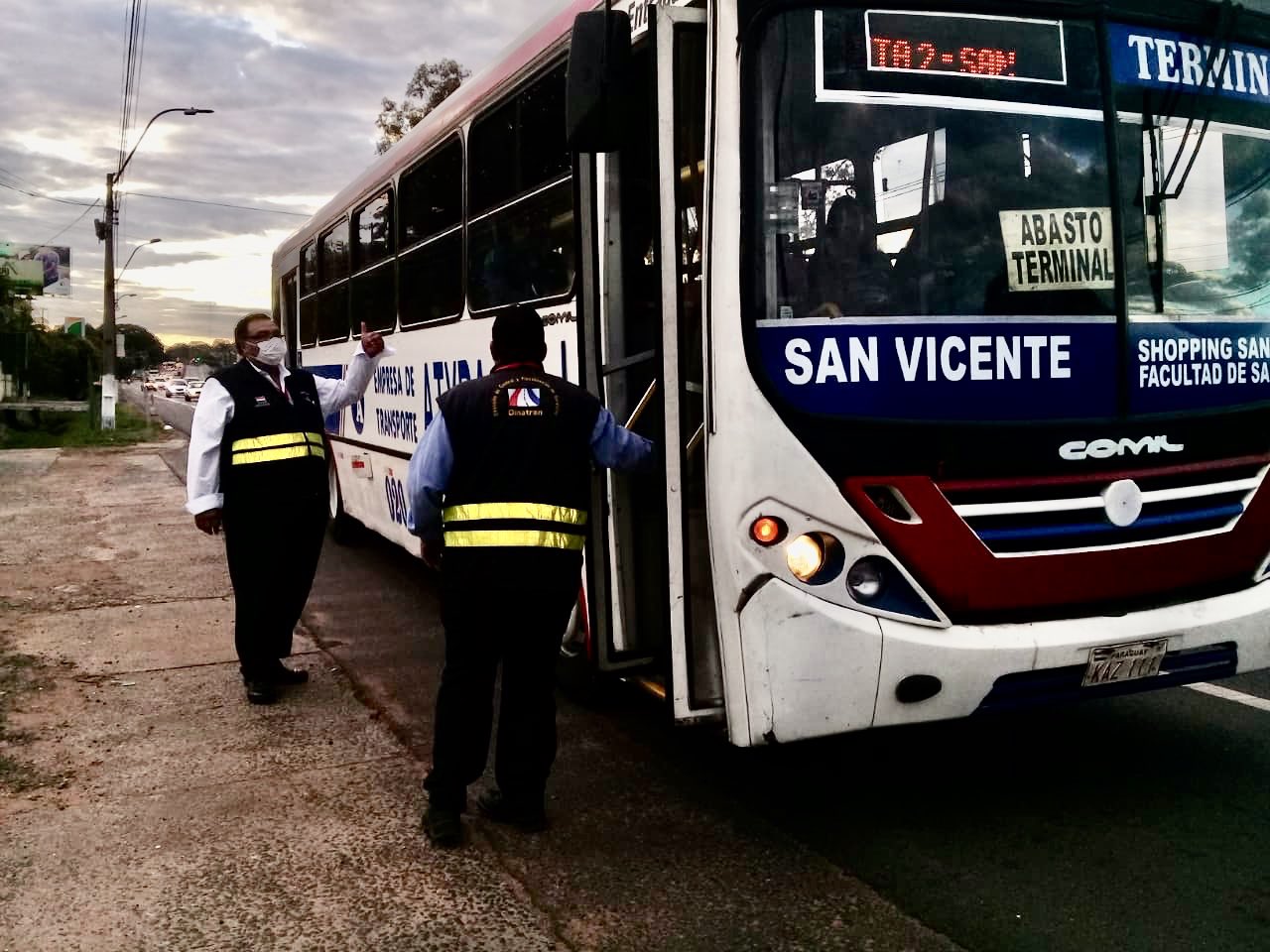 Fiscalizadores de la Dinatran controlando el cumplimiento de las medidas sanitarias. Foto: @dinatranpy