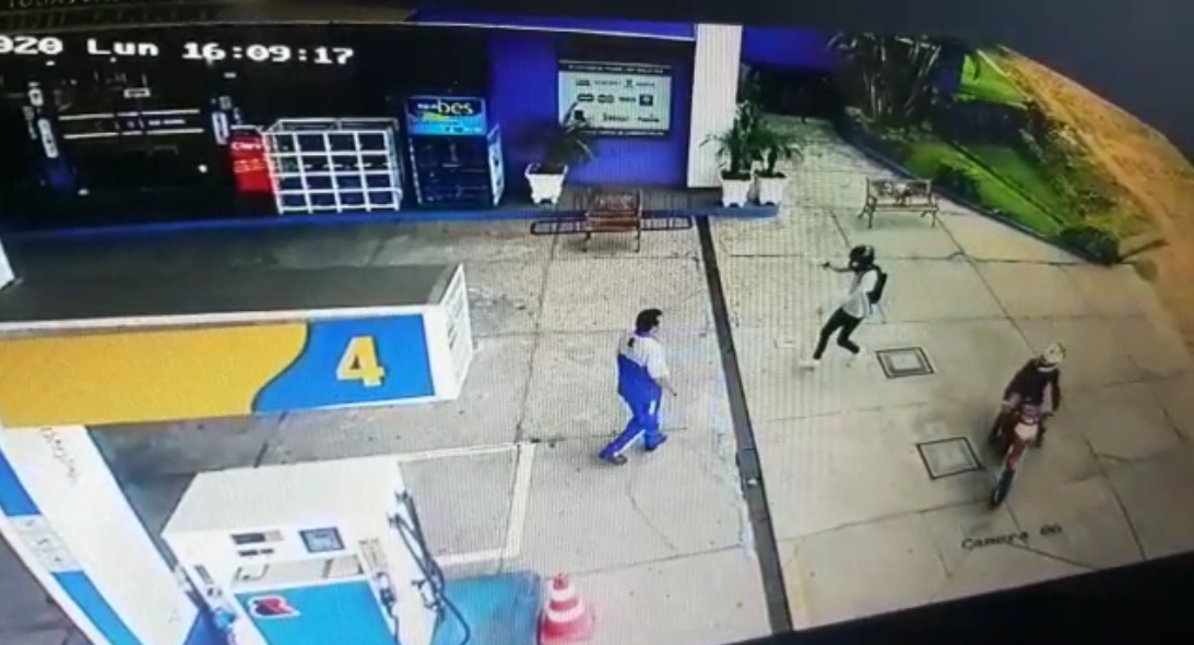 Los delincuentes llegaron hasta la estación de servicio y sin mediar palabra, uno de ellos disparó contra el playero. Foto: Captura de pantalla
