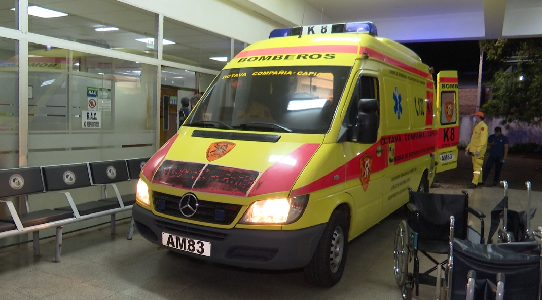 Bomberos voluntarios de Capiatá trasladaron hasta el Hospital Materno Infantil a dos de las víctimas de los balazos.