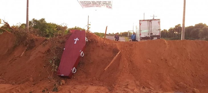 Así cerraron el acceso a la ciudad de Ayolas. Foto: Gentileza