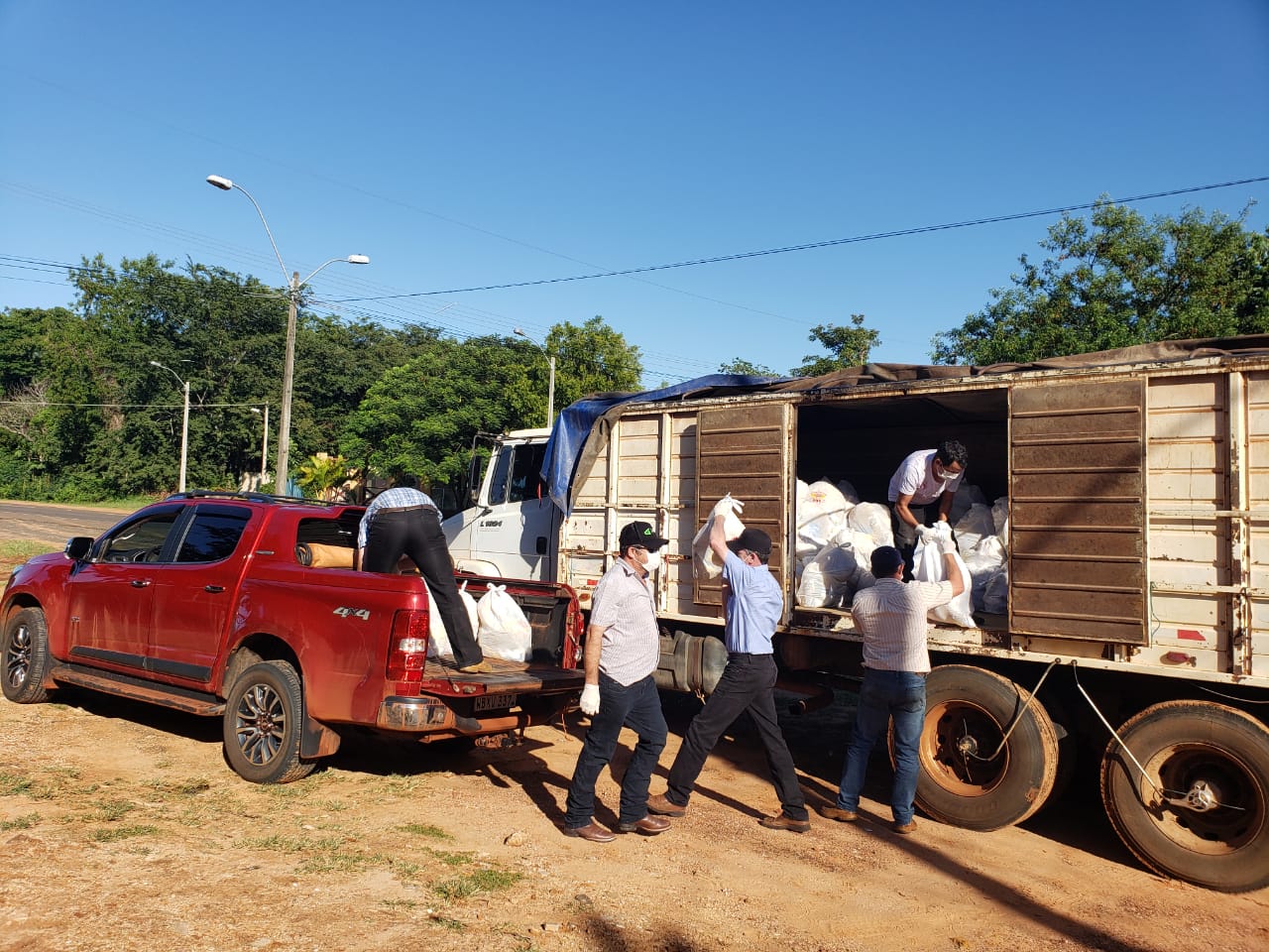 Camión de carga y camioneta con Kits de Víveres